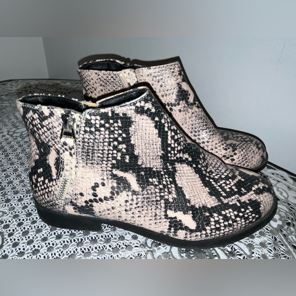 TIME TRU Women Booties Size 8W Animals Prints  Memory Foam